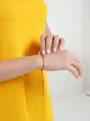 Серый браслет "Красная нить"