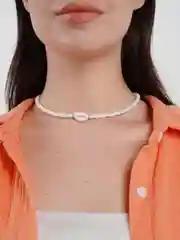 Чокер из бисера и ракушки