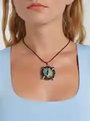 Алый кулон-подвеска из аниме "Ван-Пис"