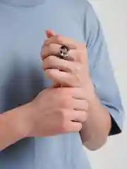 Белый перстень с вставкой, безразмерный