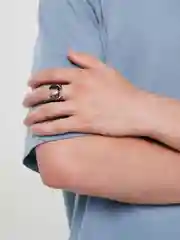 Белый перстень с вставкой, безразмерный