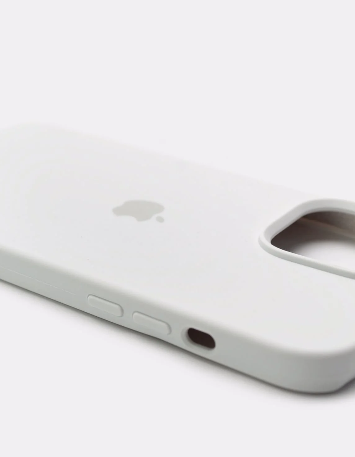 Белый силиконовый защитный чехол для iPhone 13 с закрытым низом