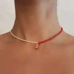 Красный чокер из бисера с мишкой