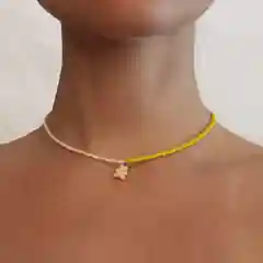 Желтый чокер из бисера с мишкой