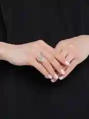 Серебряный кольцо с кристаллами Три лепестка