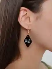 Серый серьги чёрные с надписями и знаками