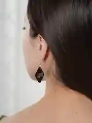 Серый серьги чёрные с надписями и знаками