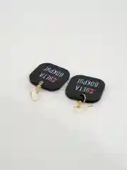 Черный серьги чёрные с надписями и знаками