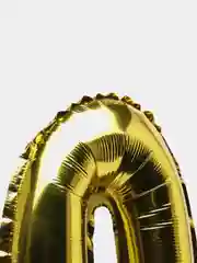 Желтый воздушный новогодний шар с надписью Love