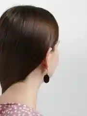 Черный стильные женские круглые серьги