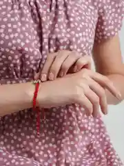 Красный браслет красная нить
