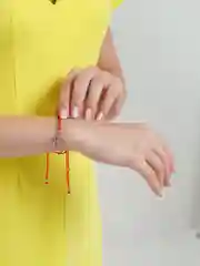 Серебряный браслет красная нить