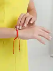Угольный браслет красная нить