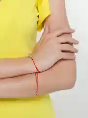 Белый браслет красная нить