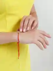 Белый браслет красная нить