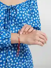 Серый браслет "Красная нить"