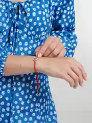 Прозрачный браслет красная нить