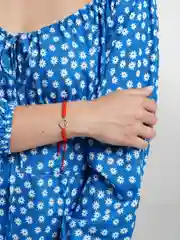 Серый металлик браслет красная нить