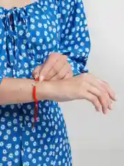 Серый металлик браслет красная нить