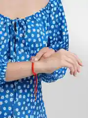 Серый браслет красная нить