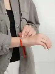Серый металлик браслет красная нить