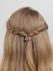 Белый крабики для волос