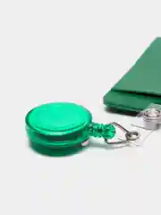 Зеленый бейджик для карт и пропусков, 2 отсека, с удлинителем