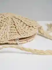 Бежевый плетёная круглая женская сумка-мессенджер из ротанга