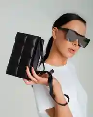 Черный сумка геометрической формы
