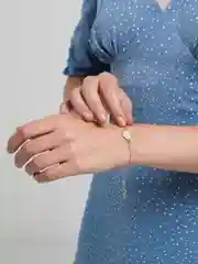 Алый женский браслет на руку