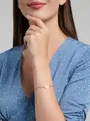 Алый женский браслет на руку