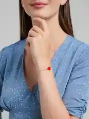 Алый женский браслет на руку