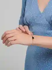 Черный женский браслет на руку