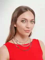 Золотой комплект на шею из металлических цепочек со звездами и звеньями