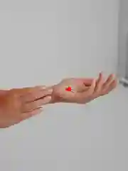 Красный кольцо из искусственного жемчуга с сердечком
