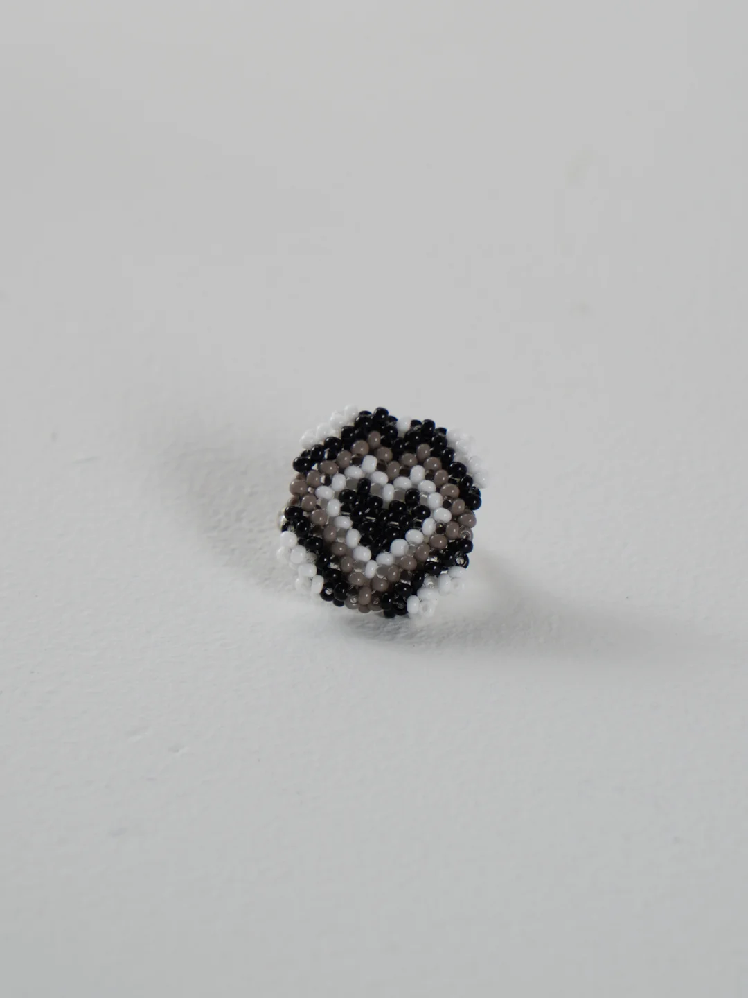 Серый кольцо обьёмное сердчко из бисера