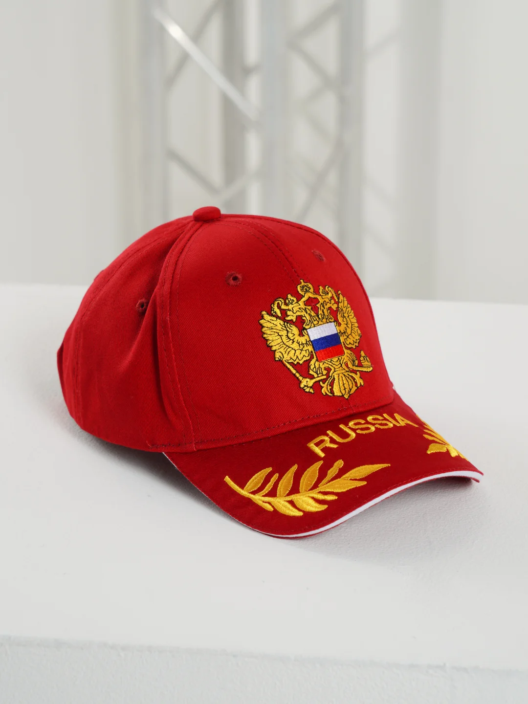 Белый бейсбольная кепка с вышивкой в виде герба России