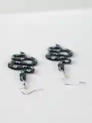 Черный серьги "Змейка"