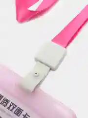 Розовый бейдж, пластиковый, горизонтальный
