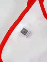 Красный слюнявчик детский