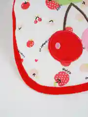 Красный слюнявчик детский