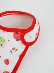 Красный слюнявчик детский