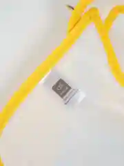Желтый слюнявчик детский
