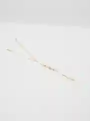 Золотой слейв-браслет на запястье