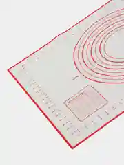 Красный cиликоновый коврик для раскатки теста
