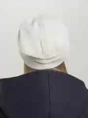 Белый шапка женская  с флисовой подкладкой "Дождь"