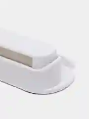 Белый номер телефона с держателем телефона и ароматизатором