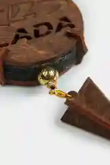 Подвеска на зеркало с логотипом авто
