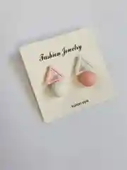 Белый серьги-гвоздики женские "Геометрия", асимметричные