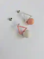 Белый серьги-гвоздики женские "Геометрия", асимметричные